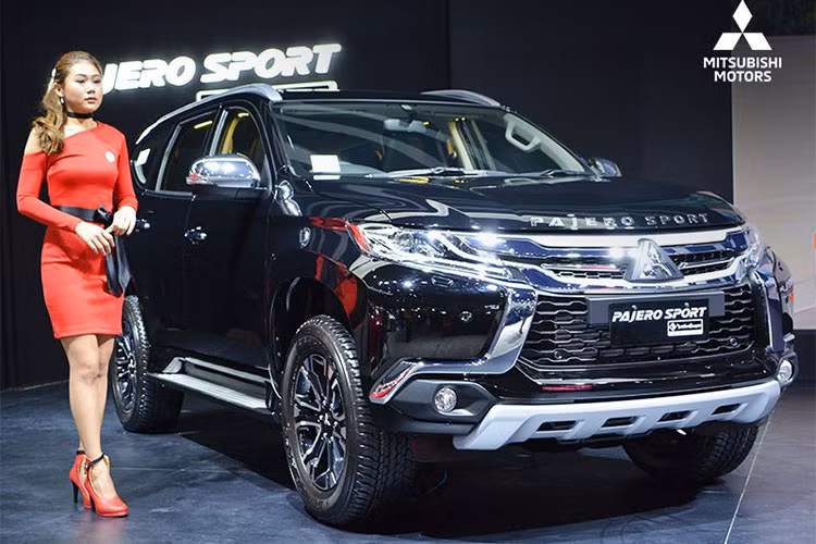 So với phiên bản tiêu chuẩn đang bán ra thị trường, Mitsubishi Pajero Sport Rockford Fosgate 2018 có thiết kế ngoại thất trông thể thao hơn. Để làm được điều đó, hãng Mitsubishi đã bổ sung tấm ốp bằng kim loại bên dưới cản va trước/sau tiêu chuẩn. Đây vốn là những trang bị tùy chọn dành cho Mitsubishi Pajero Sport bản tiêu chuẩn.