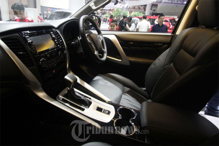 Tất nhiên, điểm nhấn của Mitsubishi Pajero Sport Rockford Fosgate 2018 nằm bên trong xe, cụ thể là ở hệ thống âm thanh. Hãng xe ôtô Mitsubishi đã trang bị 2 loa treble với màng loa dạng nón 1 inch phía trước, loa bass trung 6,5 inch trên cửa trước, loa Coaxial 2 chiều 6,5 inch ở cửa sau, âm ly Flex41 có công suất 300 W và loa siêu trầm 10 inch.