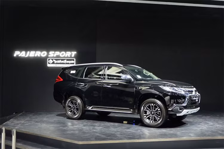 Bên dưới nắp capô của Mitsubishi Pajero Sport Rockford Fosgate 2018 là động cơ diesel MIVEC 4 xi-lanh, tăng áp, dung tích 2,4 lít, sản sinh công suất tối đa 181 mã lực tại tua máy 3.500 vòng/phút và mô-men xoắn cực đại 430 Nm. Động cơ truyền sức mạnh tới cả 4 bánh thông qua hộp số tự động 8 cấp.