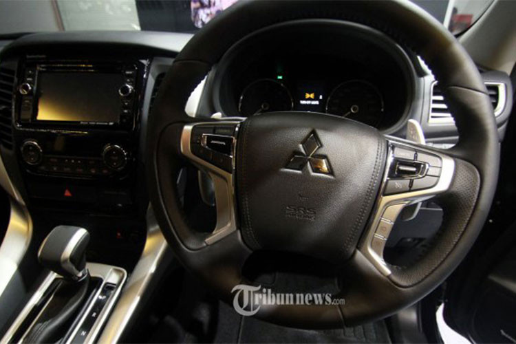 Hệ thống âm thanh này hứa hẹn sẽ mang đến những giây phút thư giãn tuyệt vời cho người yêu nhạc khi ngồi bên trong Mitsubishi Pajero Sport Rockford Fosgate 2018. Trang bị an toàn gồm; hệ thống dự báo va chạm phía trước, cảnh báo chệch làn đường, đèn pha tự động, camera lùi và nhiều nâng cấp ở hệ thống chống ồn và chống rung...