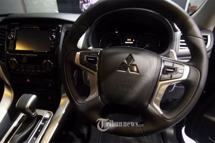 Hệ thống âm thanh này hứa hẹn sẽ mang đến những giây phút thư giãn tuyệt vời cho người yêu nhạc khi ngồi bên trong Mitsubishi Pajero Sport Rockford Fosgate 2018. Trang bị an toàn gồm; hệ thống dự báo va chạm phía trước, cảnh báo chệch làn đường, đèn pha tự động, camera lùi và nhiều nâng cấp ở hệ thống chống ồn và chống rung...