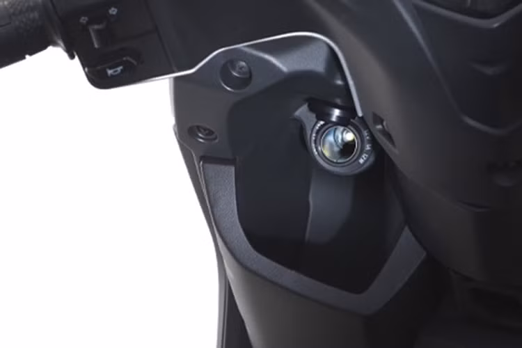 Yamaha Ego Gear 2024 sẽ chỉ được phân phối với một phiên bản duy nhất, có tích hợp hai trang bị là chế độ ngắt động cơ tạm thời Star&amp;StopSystem (SSS) và đá chống tắt máy. Chứ không chia ra hai phiên bản là phiên bản thường và phiên bản S như Yamaha Gear đến từ Indonesia.