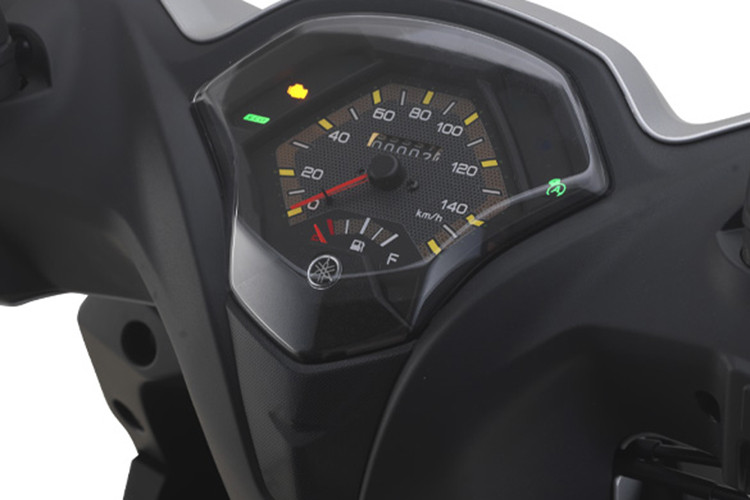 Tuy nhiên giữa hai mẫu xe vẫn xuất hiện một số điểm khác biệt như đèn hậu Ego Gear 2024 do Yamaha Malaysia phân phối sẽ sử dụng xi nhan rời chứ không phải xi nhan gọn gàng tích hợp vào bên trong đèn hậu như phiên bản Indonesia.