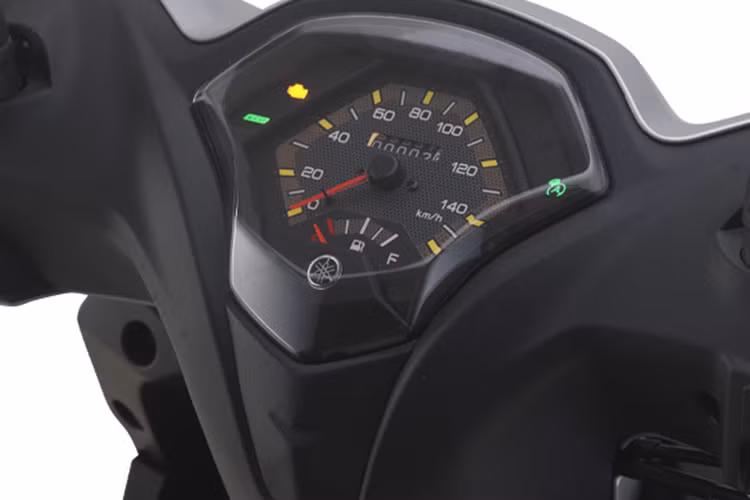 Tuy nhiên giữa hai mẫu xe vẫn xuất hiện một số điểm khác biệt như đèn hậu Ego Gear 2024 do Yamaha Malaysia phân phối sẽ sử dụng xi nhan rời chứ không phải xi nhan gọn gàng tích hợp vào bên trong đèn hậu như phiên bản Indonesia.