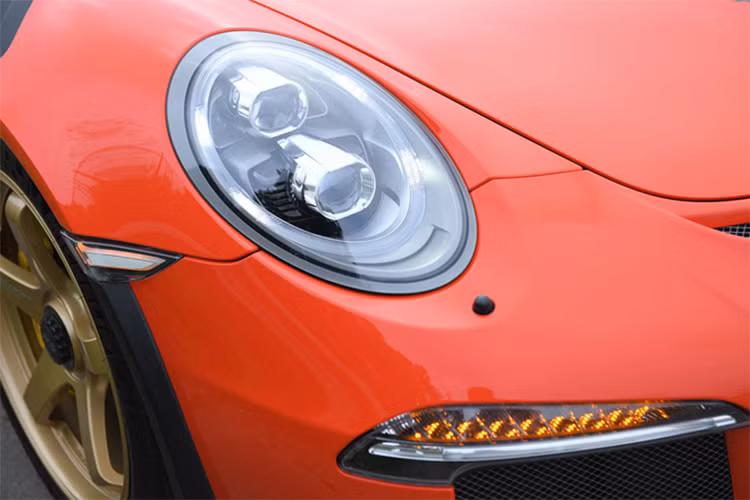 Giá bán chính thức của siêu phẩm này không được giới buôn xe tiết lộ. Tuy nhiên, do sử dụng biển số ngoại giao, nên giá của xe chắc chắn sẽ thấp hơn khá nhiều so với giá thực tế của một chiếc Porsche 911 GT3 RS chính hãng đóng đủ các loại thuế phí khi nhập về Việt Nam.