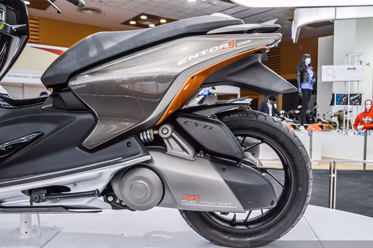 Từ ngày 1/4/2019, tiêu chuẩn khí thải và an toàn đường bộ tại Ấn Độ sẽ nghiêm ngặc hơn: động cơ phải đạt tiêu chuẩn khí thải BS-6, dòng xe trên 125cc phải được trang bị ABS và phun xăng điện tử, dòng xe dưới 125cc phải được trang bị CBS. Chính vì vậy, mẫu xe này được xem là khá đủ điều kiện tiêu chuẩn tại thị trường này.