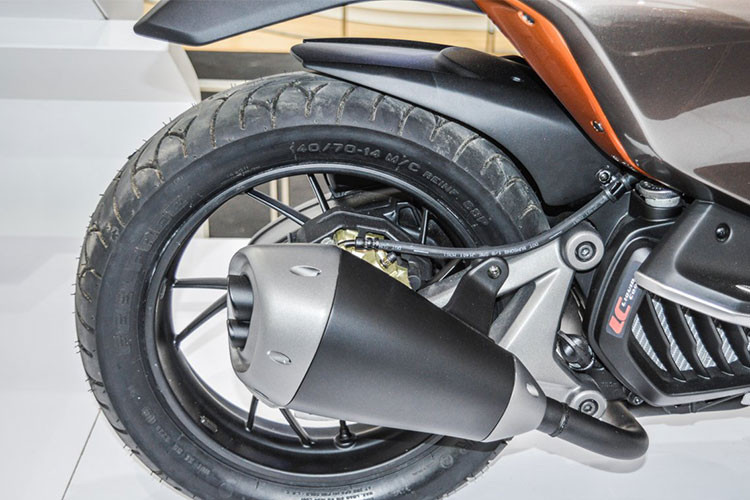 Hệ thống treo bao gồm phuộc telescopic ở phía trước và monoshock sau được xem là một điểm mạnh trên mẫu tay ga 150cc của TVS. Hệ thống ống xả thiết kế lớn, phù hợp với tiêu chuẩn nghiêm ngặt tại Ấn Độ.