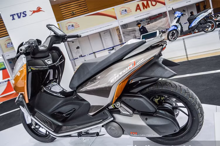 Xe ga TVS Entorq 210 mới sẽ được trang bị hộp số tự động CVTi, hệ thống phun xăng điện tử tiết kiệm nhiên liệu và làm mát bằng dung dịch - đi kèm với nó là hệ thống điện tử mới, hiện địa nhất hiện nay. Với những yếu tố này, hứa hẹn TVS Entorq 210 sẽ là mẫu xe tay ga an toàn nhất trong tất cả dòng xe của TVS.