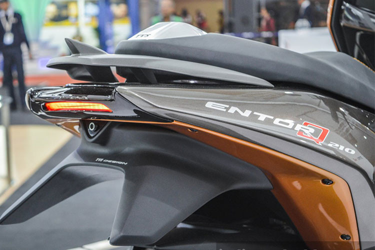 Ngoài đồng hồ thông minh có thể kết nối với Smartphone để phát nhạc, điều hướng…TVS Entorq 210 còn được trang bị Smartkey. Đuôi xe thiết kế vuối nhỏ gọn phía sau, tuy nhiên ờ phần dưới đèn hậu full led lại xuất hiện đuôi giống mang cá dạng khí động học khá độc đáo.
