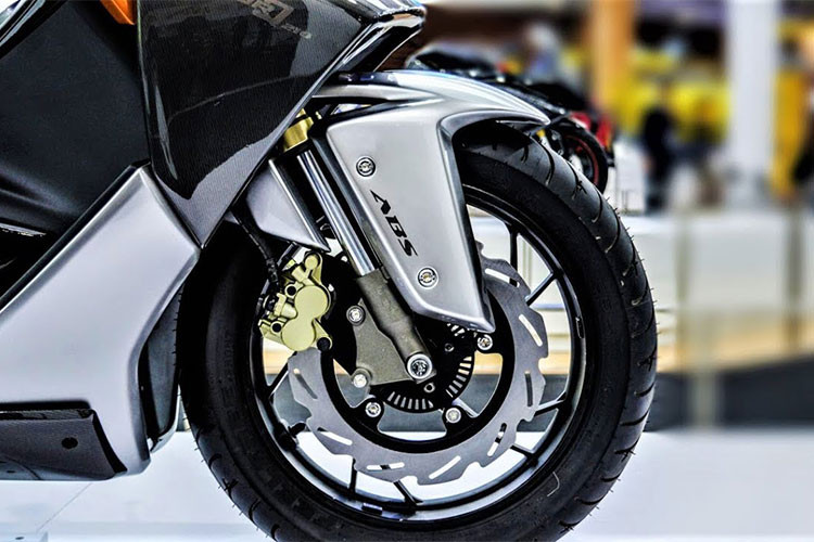 TVS Entorq 210 cũng sẽ được trang bị hệ thống chống bó cứng phanh ABS phía trước tiêu chuẩn, phanh đĩa CBS phía sau. Đi kèm với đó là bộ mâm đa chấu thiết kế dạng chữ Y cỡ 14 inch, kết hợp với kích thước lốp không săm sau 140/70/14 và lốp trước 120/70/14.