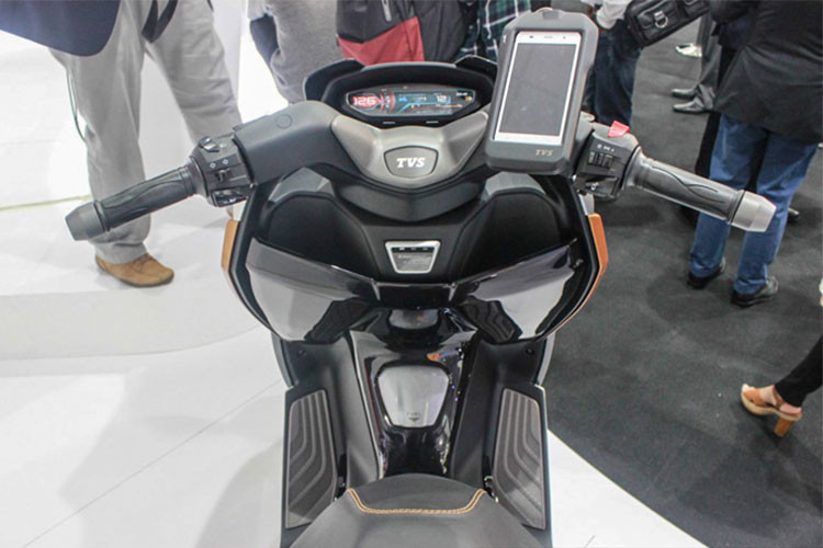 Mẫu xe ga Entorq 210 2019 mới này sẽ sử dụng lại hệ thống điện của đàn em Ntorq 125 vừa được ra mắt cách đây không lâu. Đồng hồ thông minh trên Entorq 210 có thể kết nối với Smartphone thông qua Bluetooth để có thể phát nhạc và hướng dẫn đường đi ngay trên mặt đồng hồ.