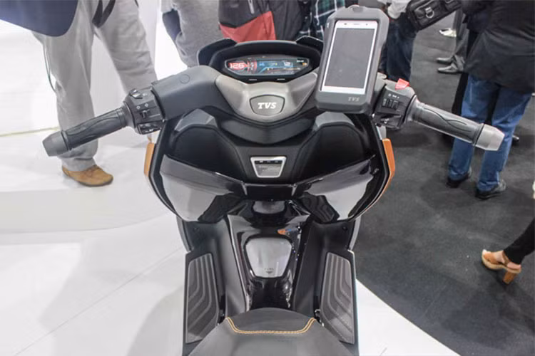 Mẫu xe ga Entorq 210 2019 mới này sẽ sử dụng lại hệ thống điện của đàn em Ntorq 125 vừa được ra mắt cách đây không lâu. Đồng hồ thông minh trên Entorq 210 có thể kết nối với Smartphone thông qua Bluetooth để có thể phát nhạc và hướng dẫn đường đi ngay trên mặt đồng hồ.