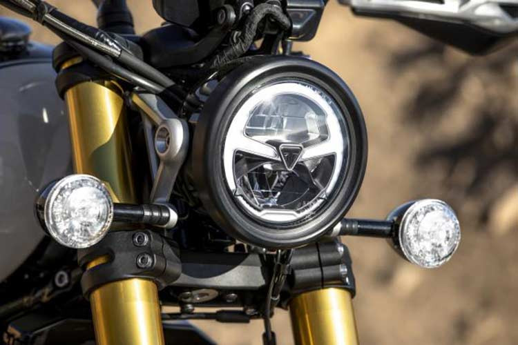 Dựa trên dòng Street Twin, tuy nhiên Triumph Scrambler mới đã có một loạt các thay đổi để trở thành một chiếc scrambler thực thụ. Xe vẫn giữ nguyên đèn pha chóa tròn và đèn xi-nhan cổ điển nhưng đã là full led.