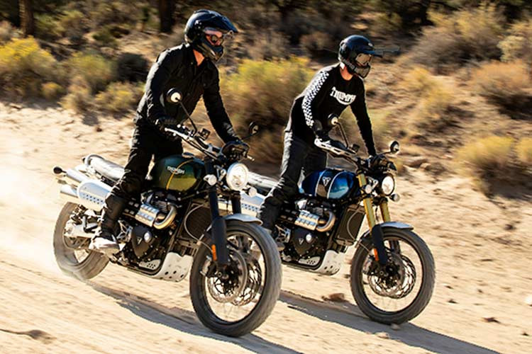 Với kiểu dáng Scrambler sử dụng pô vắt cao dạng ống đôi mạnh mẽ, xe sở hữu bánh trước và sau lệch size 21 - 17 với vành nan làm tăng khả năng linh hoạt của xe khi vào đường xấu hay phải vượt qua chướng ngại vật.