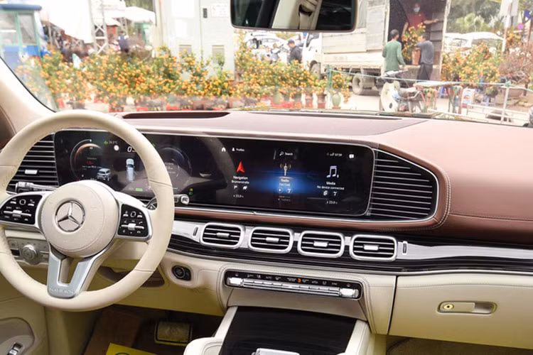 Điểm đáng chú ý nhất của Maybach GLS 600 nhà Mercedes nằm ở không gian cabin chỉ 4 chỗ, đặc biệt là hai chiếc ghế sau được ngăn cách bởi cụm điều khiển trung tâm tích hợp các điều chỉnh cho chức năng sưởi, thông gió và massage của ghế. Bảng điều khiển cũng chứa một bàn gấp để biến khoang sau xe thành một văn phòng di động.