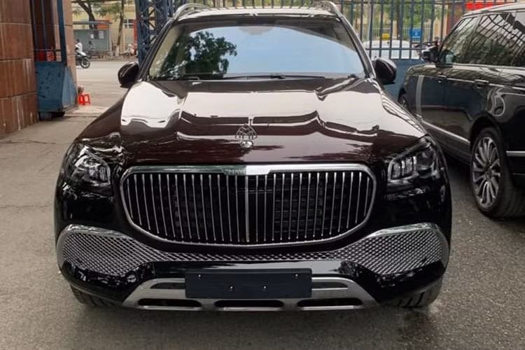 Mercedes-Maybach GLS 600 hoàn toàn mới về đội của vị đại gia Hải Phòng sở hữu ngoại thất sơn màu đen, với nửa thân trên xe hoàn thành màu đỏ đậm. Đây cũng là cách phối màu trào lưu của các khách hàng khi chọn mua dòng xe SUV siêu sang đầu tiên của hãng Mercedes-Benz.