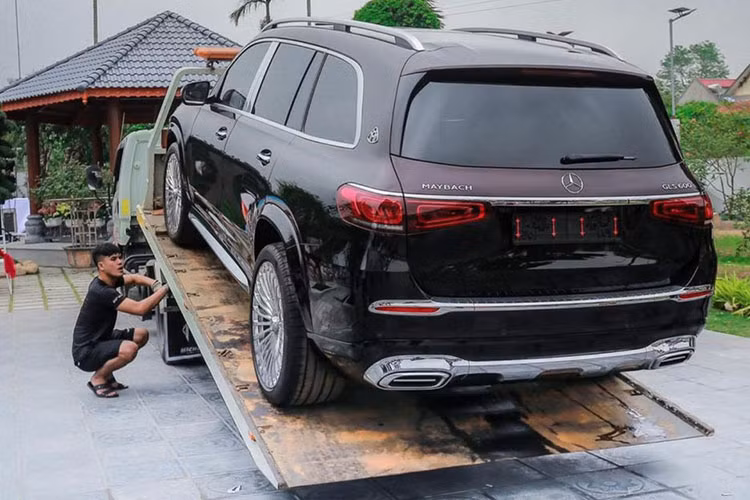 Động cơ trên Mercedes-Maybach GLS 600 của doanh nhân Hải Phòng kết hợp với hộp số tự động 9 cấp 9G-Tronic và hệ dẫn động 4 bánh toàn thời gian 4Matic, nhờ đó, xe tăng tốc từ vị trí xuất phát lên 100 km/h trong thời gian 4,9 giây.