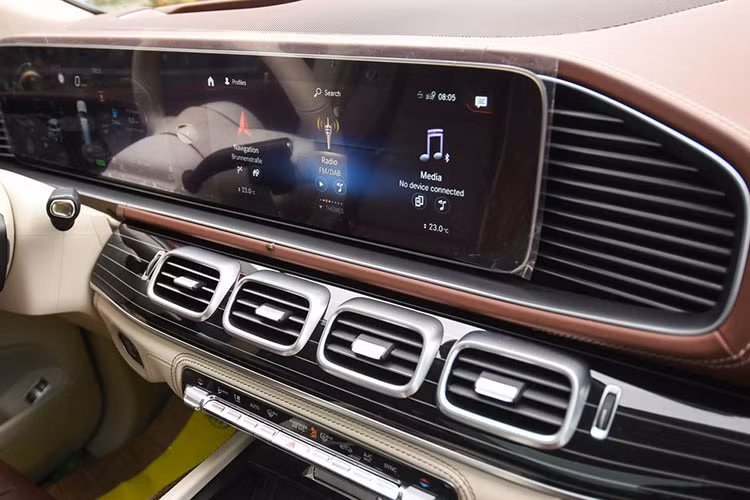 Những điểm nổi bật khác bao gồm máy tính bảng 7 inch, hệ thống điều hòa nhiệt độ 4 vùng, kệ đựng đồ bằng gỗ ngăn cách nội thất với khoang hành lý rộng rãi, lót trần bằng da Nappa, hệ thống tạo hương thơm Air Balance và một ngăn lạnh tùy chọn để tạo bọt. Đó là còn chưa kể những trang bị "truyền thống" khác của Mercedes như hệ thống âm thanh vòm Burmester 3D và hai màn hình 12,3 inch, khay đựng cốc cũng như bộ sạc không dây cho thiết bị di động...