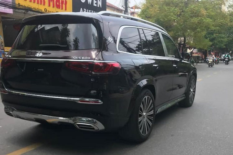 Xe được trang bị lưới tản nhiệt độc đáo cùng biểu tượng ngôi sao ba cánh trên mui xe, đặc trưng của dòng Maybach. Ngoài ra, xe còn có nhiều chi tiết trang trí mạ crome quanh thân như trục B để phân biệt với bản GLS thường, bậc lên xuống chỉnh điện có thể thu lại. Mercedes-Maybach GLS 600 có kích thước chiều dài lên đến 5.204 mm, chiều rộng 2.156 mm và chiều dài cơ sở 3.134 mm.