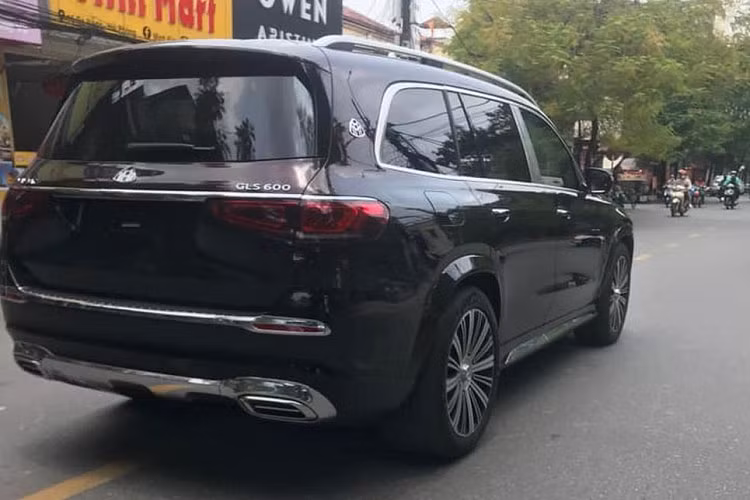 Xe được trang bị lưới tản nhiệt độc đáo cùng biểu tượng ngôi sao ba cánh trên mui xe, đặc trưng của dòng Maybach. Ngoài ra, xe còn có nhiều chi tiết trang trí mạ crome quanh thân như trục B để phân biệt với bản GLS thường, bậc lên xuống chỉnh điện có thể thu lại. Mercedes-Maybach GLS 600 có kích thước chiều dài lên đến 5.204 mm, chiều rộng 2.156 mm và chiều dài cơ sở 3.134 mm.