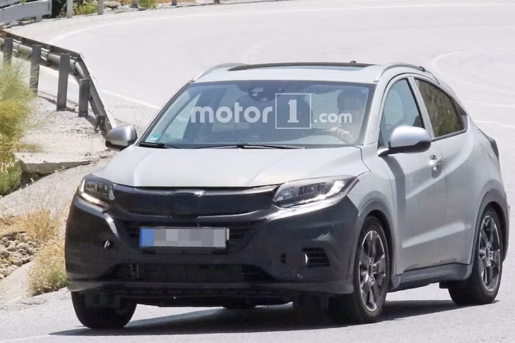 Đây được xem kết quả trên khá khả quan, tuy nhiên nhà sản xuất xe Honda vẫn muốn giành ngôi đầu trong phân khúc. Do đó, hãng Honda hiện đã bắt tay vào phát triển phiên bản nâng cấp giữa vòng đời của HR-V. Những hình ảnh của Honda HR-V 2019 phiên bản nâng cấp bị bắt gặp đang chạy trên đường thử mới đây đã chứng minh điều đó.