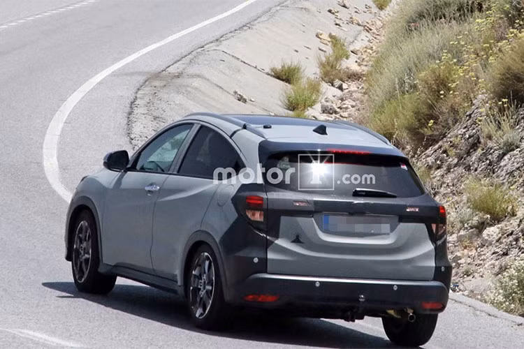 Chiếc Honda HR-V này đã bị bắt gặp khi đang chạy trên một con đường thuộc khu vực Nam Âu. Qua những hình ảnh này, có thể thấy Honda HR-V mới vẫn giữ kiểu dáng và kích thước cơ bản như trước. Theo truyền thống từ trước đến nay của các mẫu xe nâng cấp giữa vòng đời, Honda HR-V cũng chỉ được bổ sung phần đầu mới. 