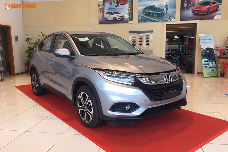 Tại thị trường ôtô Việt Nam, mẫu xe Honda HR-V được chia thành 2 phiên bản là 1.8 G tiêu chuẩn và 1.8 L cao cấp. Cả hai đều dùng động cơ 1,8 lít và hộp số CVT như xe ở thị trường Mỹ. Tuy nhiên với mức giá được thông báo sẽ khoảng dưới 900 triệu đồng cũng khiến nhiều người tiêu dùng tại Việt Nam có vẻ dè dặt với mẫu xe mới này.