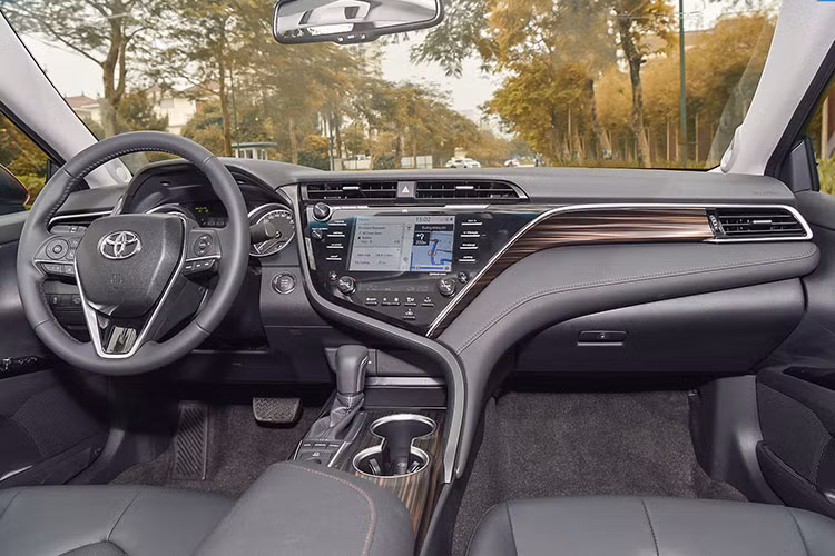 Không gian nội thất của Camry đời mới là sự lột xác hoàn toàn chắc chắn sẽ khiến các khách hàng khó tính nhất cũng phải hài lòng, bởi nó không còn “già cỗi” mà trẻ trung và hiện đại hơn. Thiết kế mới sử dụng chất liệu da phối hợp với các viền mạ crôm trang trí. Tiện nghi cho người dùng bao gồm ghế lái chỉnh điện 10 hướng, ghế phụ phía trước chỉnh điện 8 hướng, sạc điện thoại không dây, mở cửa/khởi động máy không cần chìa.