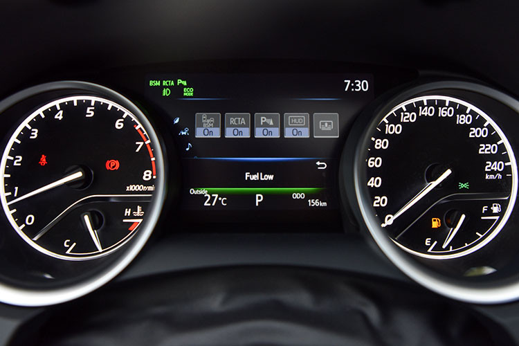 Ngoài hệ thống điều hoà tự động 3 vùng độc lập, xe còn được trang bị sưởi kính trước và sau. Toàn bộ các bản trang bị của Toyota Camry 2019 đều có 7 túi khí trong khi bản cao cấp có 9 túi khí. Các trang bị an toàn khác của xe còn có hệ thống cân bằng điện tử, kiểm soát lực bám đường, chống bó cứng phanh ABS, phân bổ lực phanh điện tử, cảnh báo phương tiện...