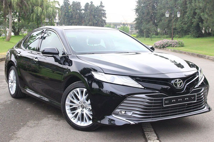 Toyota Camry phiên bản 2.5Q hiện có giá bán 1,235 tỷ đồng. Sau khi hoàn thiện các thủ tục để lăn bánh, mỗi chủ xe sẽ phải tốn một khoản tiền khoảng 1,5 tỷ đồng. Đây là dòng xe sedan khá được người dùng vIệt - đặc biệt là những người trung tuổi ưa chuộng trong nhiều năm qua.
