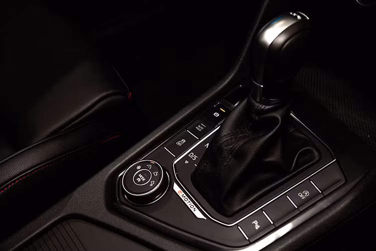 Trang bị an toàn tiêu chuẩn của Tiguan Allspace bao gồm; hệ thống chống bó cứng phanh ABS, hỗ trợ lực phanh khẩn cấp BA, chống trược khi tăng tốc ASR, ổn định thân xe điện tử ESC, phanh đỗ chống trôi xe Auto-Hold, ECO start/stop tái tạo năng lượng phanh, hệ thống kết nối ghế an toàn cho trẻ em ISOFIX, cảnh báo suất lốp...