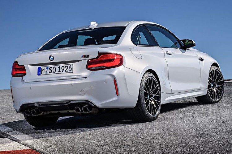 Ngoài khác biệt về sức mạnh động cơ, ngoại hình của BMW M2 phiên bản Competion không có nhiều khác biệt, đặc điểm dễ nhận ra là lưới tản nhiệt được làm từ sợi carbon với kích thước lớn hơn và bộ mâm 19 inch kèm lốp Michelin Pilot Supersport. Cản trước của chiếc xe chỉ được sửa đổi nhẹ ở phần dưới. Ngoài ra, chiếc xe còn có gương chiếu hậu khí động học và chụp ống xả màu chrome đen.