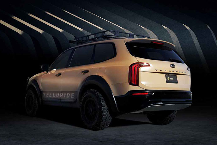 Cản trước và sau được của chiếc SUV cỡ lớn nhà Kia đã được tinh chỉnh lại cho cái nhìn hầm hố và cơ bắp hơn. Mâm xe hợp kim đen bóng được bọc trong lốp địa hình 265/50R-20. Cùng với đó, tay nắm cửa và mũ gương cũng được bọc da theo chủ đề thiết kế chung.