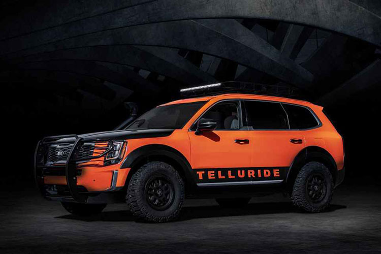 Được định vị là chiếc SUV cao cấp nhất và lớn nhất của hãng, Telluride 2020 có sức chứa tối đa 8 người. Chiếc xe được trang bị động cơ V6 và sử dụng chung nền tảng khung gầm với đàn anh Hyundai Santa Fe 2019.