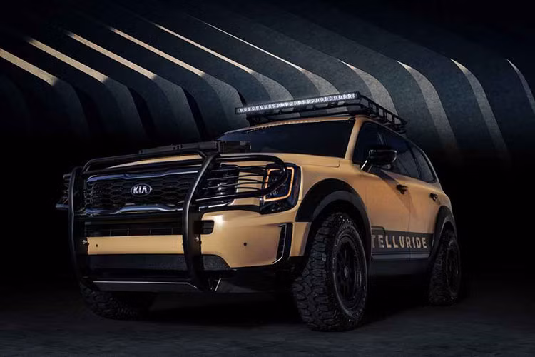 Về thiết kế, ngoại thất của Kia Telluride 2020 mới mang nhiều điểm khác biệt với mẫu xe sản xuất thương mại, nổi bật là các điểm nhấn dây da xuất hiện ở nhiều nơi. Ngoài ra, chiếc xe được bổ sung nhiều phụ kiện độc đáo như lốp dự phòng, ống thở và cầu thang bên hông.