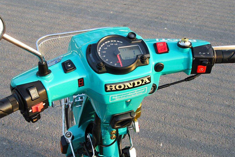 Dàn đầu xe cũng được làm mới với các phụ kiện bao gồm đồng hồ Koso Rx2n hiện đại hơn, đồng hồ báo số, nút bật yên của xe tay ga Attila... Các chi tiết khác như nút điều khiển, tay lái vẫn được giữ nguyên bản.