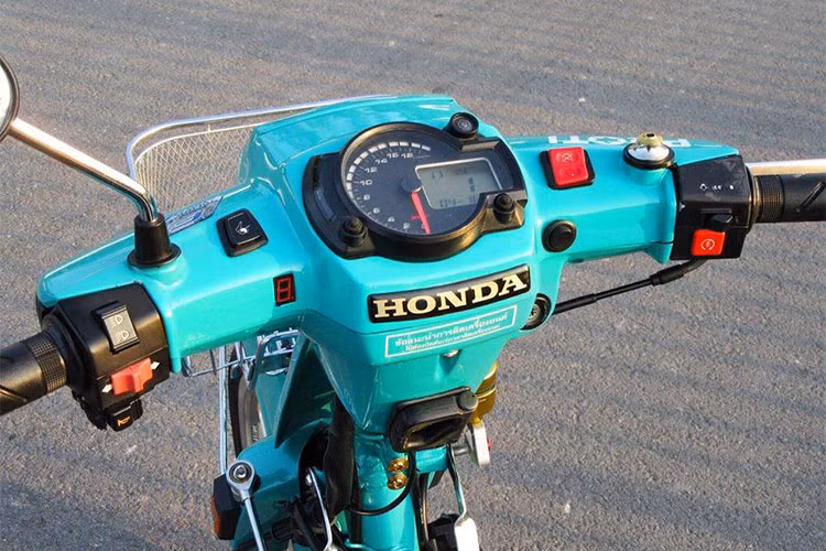 Dàn đầu xe cũng được làm mới với các phụ kiện bao gồm đồng hồ Koso Rx2n hiện đại hơn, đồng hồ báo số, nút bật yên của xe tay ga Attila... Các chi tiết khác như nút điều khiển, tay lái vẫn được giữ nguyên bản.