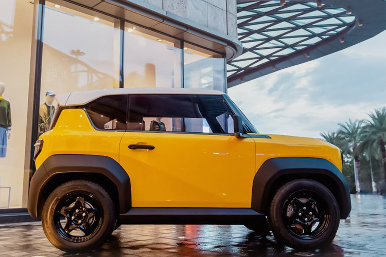 Mức giá xe VinFast VF3 2024 đặc biệt áp dụng trong 72 giờ mở cọc sớm là 235 triệu đồng (chưa bao gồm pin) và 315 triệu đồng (kèm pin). Sau thời gian trên, mức giá chính thức dành cho VinFast VF3 sẽ là 240 triệu đồng (thuê pin) và 322 triệu đồng (kèm pin). 