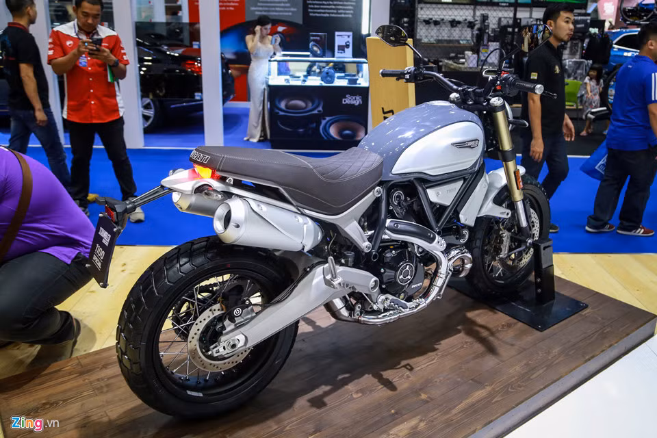 Việc động cơ Ducati Scrambler 1100 vẫn làm mát bằng gió gây nhiều tranh cãi, do không thích hợp sử dụng tại các nước có thời tiết nóng như Thái Lan hay Việt Nam. Tương tự, đối thủ của Ducati Scrambler là BMW R NineT cũng sử dụng động cơ 1.170 cc làm mát bằng gió. 