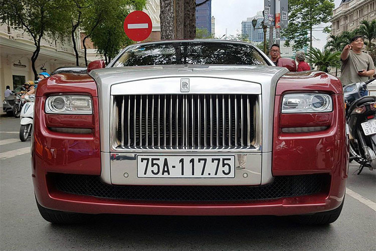Chiếc Rolls-Royce Ghost Series I này sở hữu thân áo màu đỏ ruby khá hiếm tại Việt Nam, nó được một đại gia Hải Phòng tậu vào năm 2014 và từng một thời đình đám nhất làng xe Việt vì màu đỏ ruby khá hiếm. Đáng chú ý là biển kiểm soát “ngũ quý” 1 còn mang đến đẳng cấp cho chủ nhân chiếc Rolls-Royce mỗi khi xuất hiện trên phố.