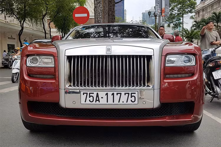 Chiếc Rolls-Royce Ghost Series I này sở hữu thân áo màu đỏ ruby khá hiếm tại Việt Nam, nó được một đại gia Hải Phòng tậu vào năm 2014 và từng một thời đình đám nhất làng xe Việt vì màu đỏ ruby khá hiếm. Đáng chú ý là biển kiểm soát “ngũ quý” 1 còn mang đến đẳng cấp cho chủ nhân chiếc Rolls-Royce mỗi khi xuất hiện trên phố.