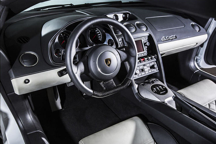 Điểm khác biệt so với chiếc siêu xe Lamborghini Gallardo LP570-4 Superleggera độc nhất Việt Nam đó chính là việc siêu xe Lamborghini Gallardo LP570-4 Spyder Performante có mái nhà bằng mui xếp mềm có thể đóng hoặc mở mui chỉ trong thời gian 16 giây.