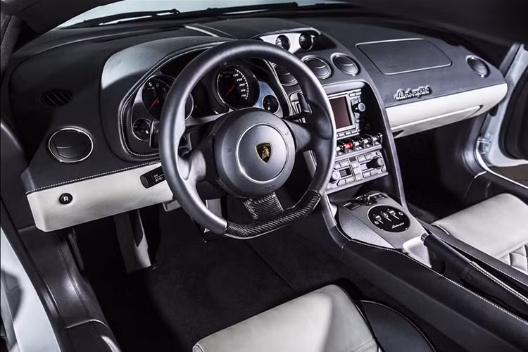 Điểm khác biệt so với chiếc siêu xe Lamborghini Gallardo LP570-4 Superleggera độc nhất Việt Nam đó chính là việc siêu xe Lamborghini Gallardo LP570-4 Spyder Performante có mái nhà bằng mui xếp mềm có thể đóng hoặc mở mui chỉ trong thời gian 16 giây.