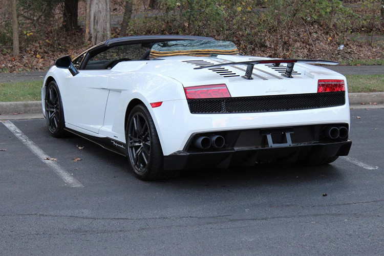 Lamborghini Gallardo LP570-4 Spyder Performante độc nhất Việt Nam hiện nay sử dụng cùng một động cơ V10, dung tích 5.2 lít, sản sinh ra công suất tối đa 570 mã lực và mô-men xoắn cực đại 540 Nm. Lamborghini Gallardo LP570-4 Spyder Performante có thời gian tăng tốc từ vị trí xuất phát lên 100 km/h chỉ trong vòng 3,9 giây trước khi đạt vận tốc tối đa 325 km/h.