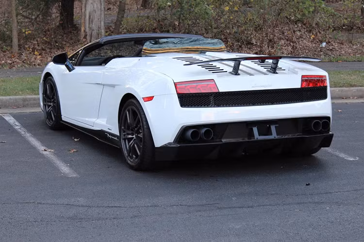 Lamborghini Gallardo LP570-4 Spyder Performante độc nhất Việt Nam hiện nay sử dụng cùng một động cơ V10, dung tích 5.2 lít, sản sinh ra công suất tối đa 570 mã lực và mô-men xoắn cực đại 540 Nm. Lamborghini Gallardo LP570-4 Spyder Performante có thời gian tăng tốc từ vị trí xuất phát lên 100 km/h chỉ trong vòng 3,9 giây trước khi đạt vận tốc tối đa 325 km/h.