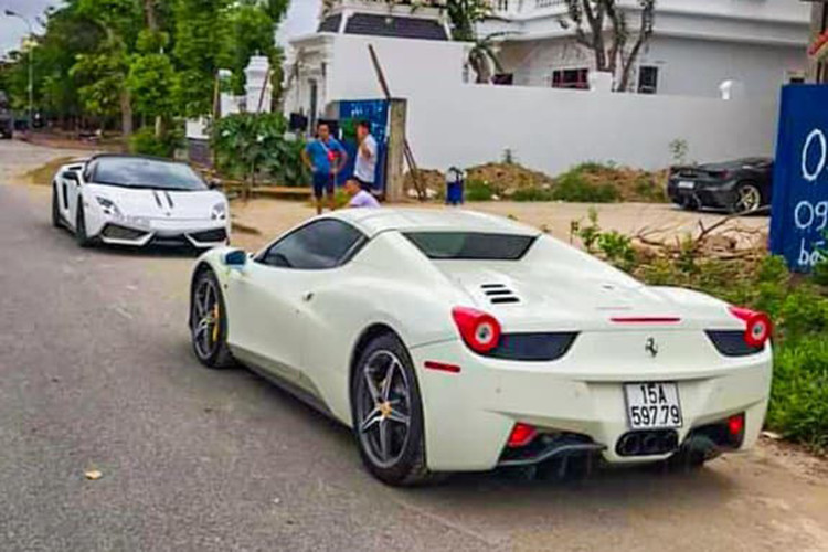 Chiếc siêu xe Lamborghini Gallardo LP570-4 Spyder Performante cùng Ferrari 458 Spider về Việt Nam khá bí mật và hiện đang nằm trong garage của một doanh nhân Hải Phòng. Bức ảnh chụp lại cho thấy cặp đôi siêu xe mui trần này đỗ đối diện nhau trước một biệt thự đang xây dựng dở dang.