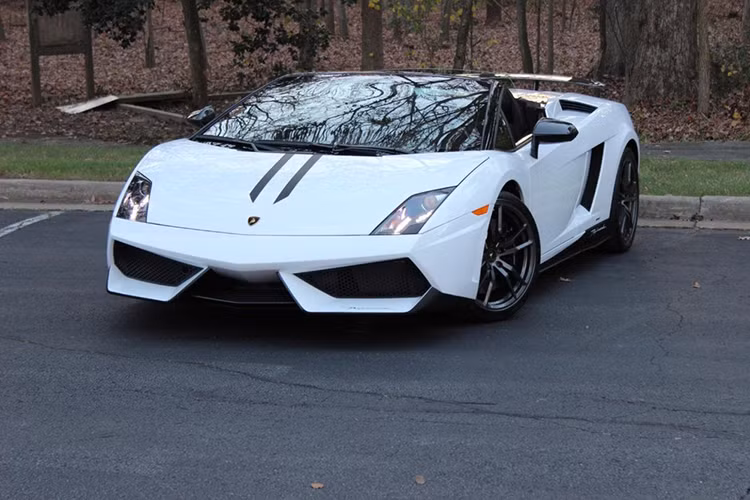 Giá xe Lamborghini Gallardo LP570-4 Spyder Performante độc nhất Việt Nam mới về tay đại gia Hải Phỏng hiện vẫn là một ẩn số. Tại thị trường Việt Nam, những chiếc Lamborghini Gallardo đời cũ hiện có giá khoảng vài tỷ đồng. 