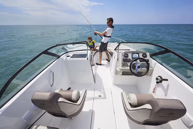 Cùng với Leader 36, các mẫu thuyền khác như canô thể thao Cap Camarat 6.5, thuyền câu Picasso, du thuyền Wellcraft… đang hứa hẹn giúp người xem mở mang tầm mắt cũng như cảm nhận một phần nào thú chơi xa xỉ trên mặt nước đang dần được phổ biến một cách dễ dàng ở Việt Nam.