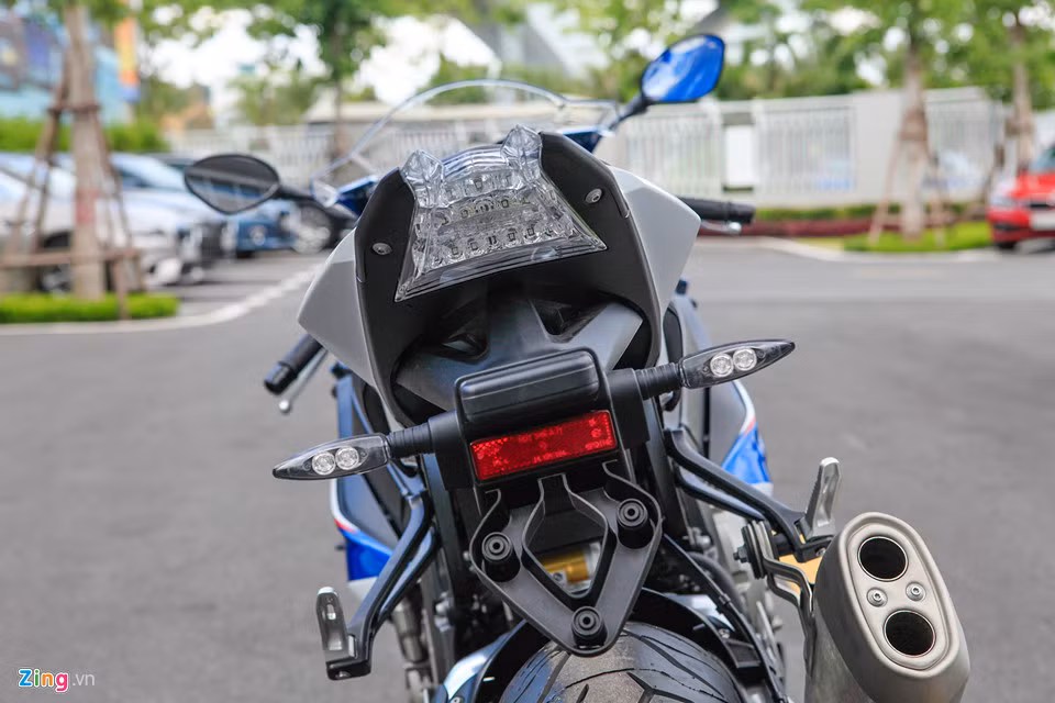 Trong khi đó, phần đuôi xe được thiết kế vuốt nhọn về thiết sau và được tạo điểm nhấn bởi hệ thống đèn hậu cỡ lớn. Tương tự phần đầu xe, đèn báo rẽ phía sau cũng được thiết kế riêng biệt.