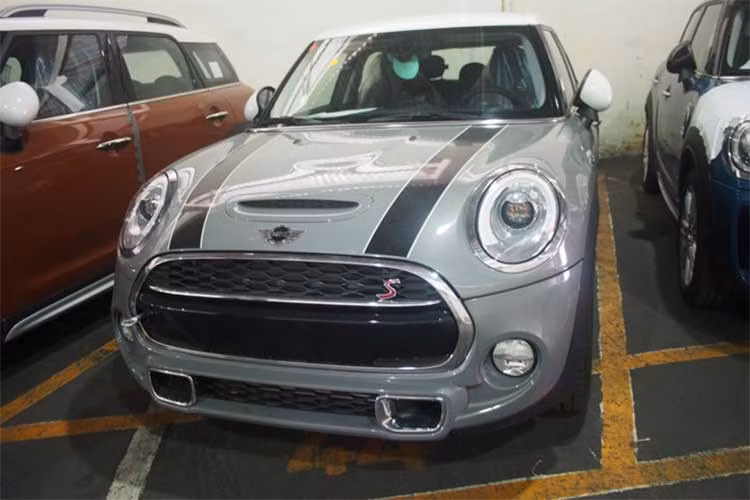 Không để khách hàng phải chờ đợi lâu, THACO cũng đã vừa chính thức tiết lộ giá bán chính thức của một số mẫu xe MINI chiến lược. Trong đó, MINI Cooper 3 cửa có giá 1,599 tỷ đồng, phiên bản 5 cửa có giá 1,639 tỷ đồng, phiên bản Cooper S 5 cửa có giá 1,649 tỷ đồng.